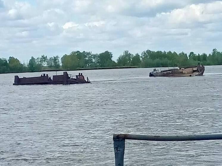 Часть баржи ушла под воду во время работы на реке Иртыш в Омске