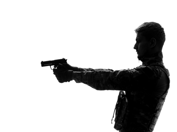 В Барнауле пьяный мужчина устроил на балконе тир и выстрелил в окно местного ТЦ