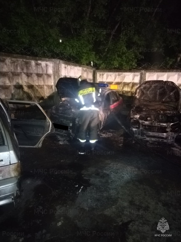 Пять авто сгорели ночью в Калуге