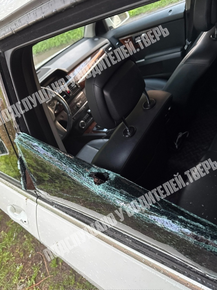 Неизвестные побили шесть автомобилей в Твери
