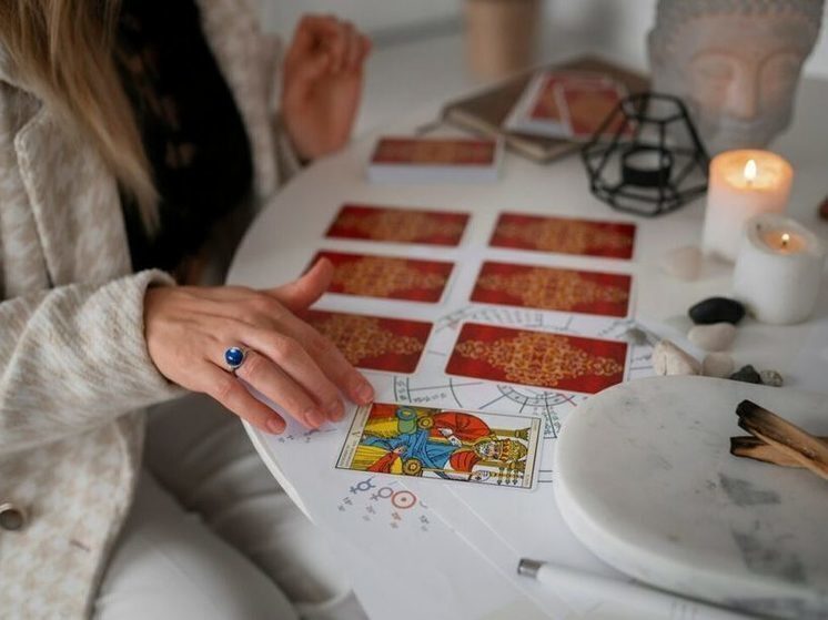 Отец Андрей назвал запрещенные церковью способы узнать свое будущее