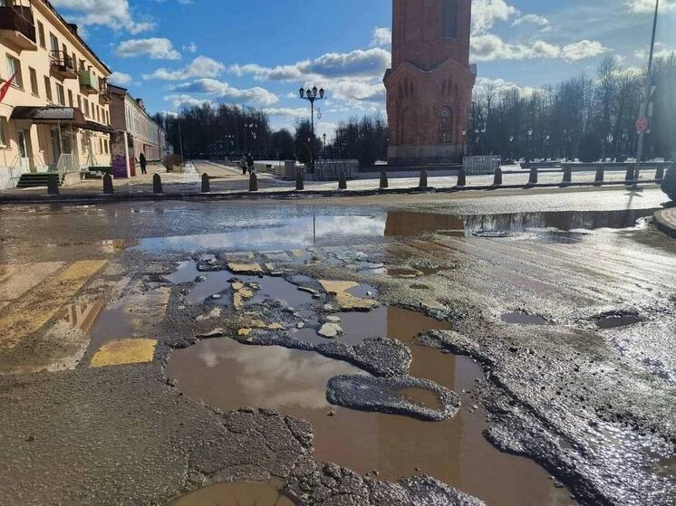 В Старой Руссе отремонтируют дороги, на которых за зиму образовывались ямы. Об этом сообщила в своем telegram-канале глава Старорусского муниципального района Елена Комарова.