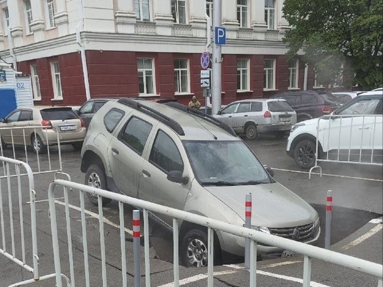 СГК: асфальт у здания правительства Алтайского края обвалился из-за порыва трубы
