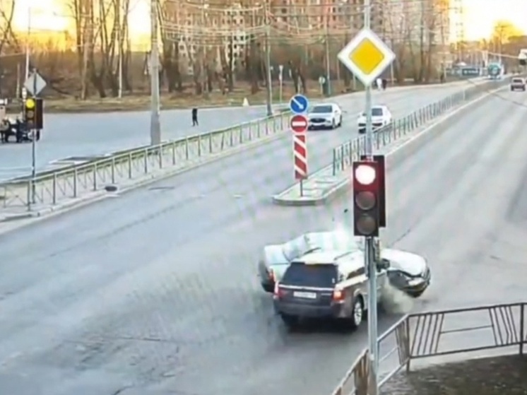 Два человека пострадали в ДТП на Ленинградском проспекте в Архангельске
