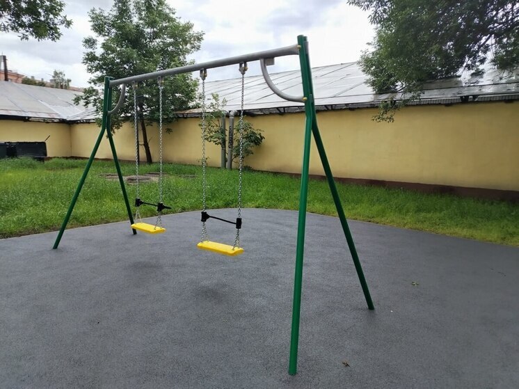 На севере Петербурга парочка развлекалась стрельбой по бутылкам на детской площадке