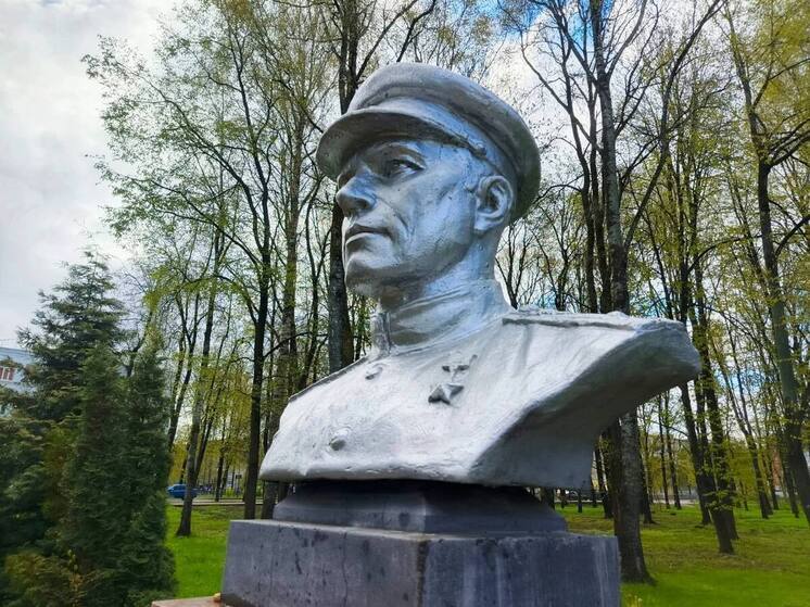 В Старой Руссе обновят бронзовые бюсты Героев СССР в парке Победы