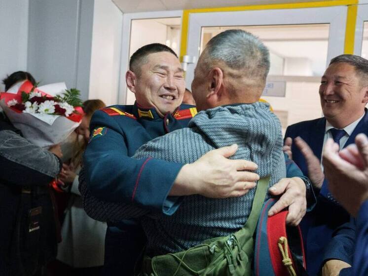 Героя России Сергея Степанова торжественно встретили в Иркутске