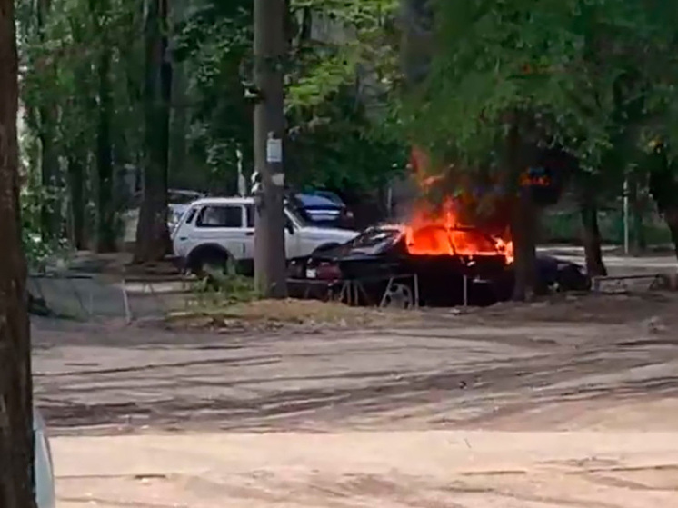 В Советском районе Воронежа полыхает автомобиль