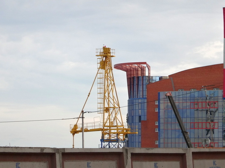 Спасатели эвакуировали крановщика с высоты в Балаково