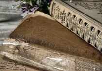 На аукционе представят редкие книги, автографы, исторические документы, фотографии, открытки и плакаты. Среди лотов — уникальный рукописный сценарий Исаака Бабеля «Китайская мельница (Пробная мобилизация)», написанный в 1920-е годы. Он основан на фельетоне из «Комсомольской правды». Об этом сообщили ТАСС в аукционном доме.