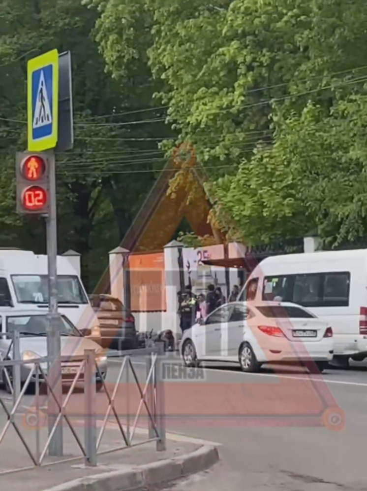 В Пензе на улице Лермонтова легковушка «подрезала» водителя скутера, пострадавшего увезла скорая