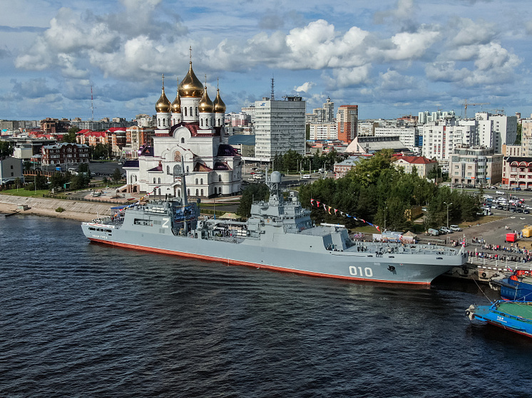 16 и 17 мая жители и гости Архангельска смогут посетить большой десантный корабль «Иван Грен»