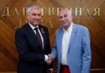Немецкий парламентарий вместе с коллегами по Европарламенту из ФРГ, Сербии, Словакии, Болгарии, Чехии и с Кипра посетил торжества в Москве в честь 80-летия Победы (в программе были Парад Победы, встреча со спикером Госдумы Вячеславом Володиным, балет в Большом)