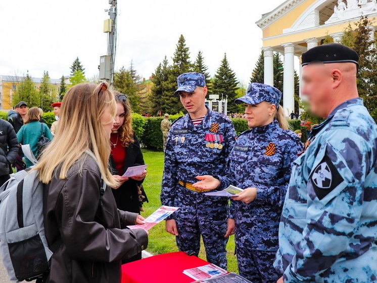 В Йошкар-Оле сотрудники и военнослужащие Росгвардии рассказали о службе и поступлении в вузы ведомства