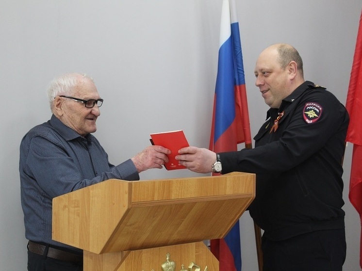 В Серпухове 87-летний ветеран труда, чье детство пришлось на годы войны, получил российский паспорт