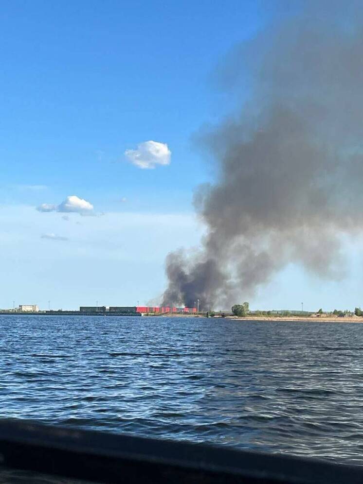 На Волге у Свияжска столб дыма поднялся от горящего камыша