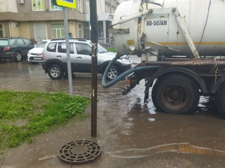 С улиц Иванова экстренно откачивают воду