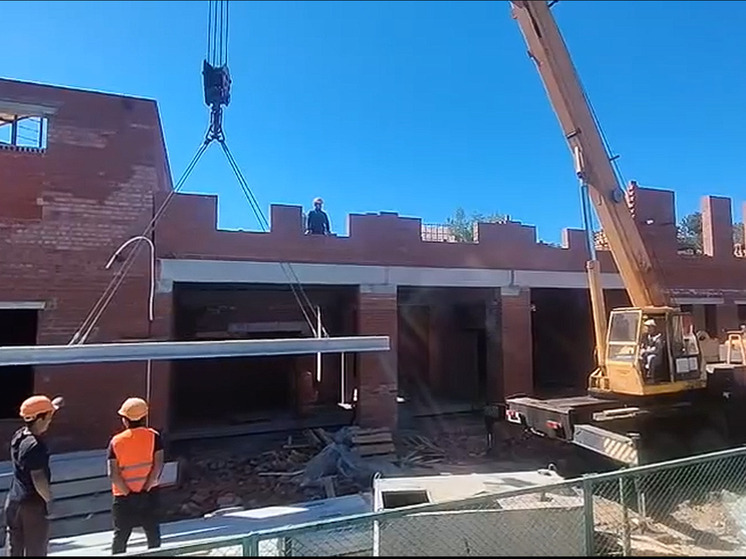 В Бакалах началось возведение второго этажа новой поликлиники