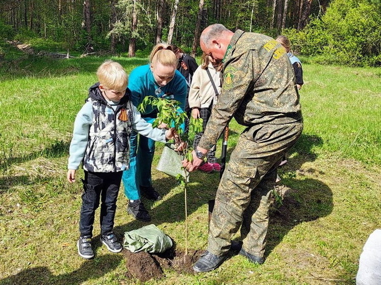 Акция «Сирень Победы» прошла у мемориала погибшему лётчику в Лужках