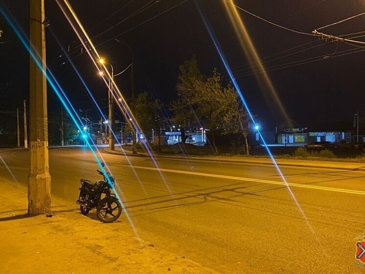 В Волгограде 14-летний подросток на мопеде врезался в световую опору