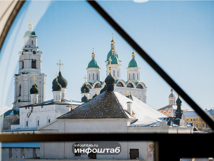 В Астрахани отремонтировали памятник самолету