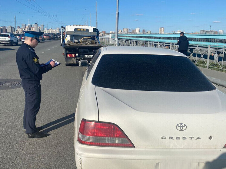 Приставы арестовали Toyota Cresta должника на Коммунальном мосту в Новосибирске