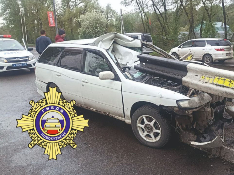 В Новокузнецке отбойник пронзил автомобиль
