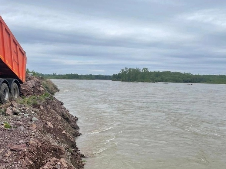 В Аскизском районе Хакасии появилась угроза подмыва дамбы из-за реки