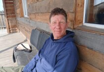 Лукас Аккерманн родился и вырос в городе Люцерне, что в центре Швейцарии, а последние 7 лет живет в селе Тулунжа Иволгинского района Бурятии и занимается организацией туров для европейцев и гостей из других регионов России. Здесь он построил большой двухэтажный дом, баню, гараж и обзавелся собакой.
Корреспондент «МК в Бурятии» встретилась с Лукасом Аккерманном и узнала, почему он выбрал жизнь в Бурятии.
