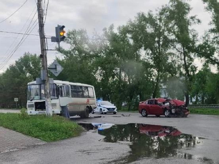 Шесть человек пострадали в ДТП с пассажирским автобусом в Бийске