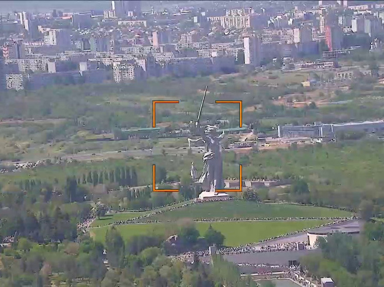 Волгоградцам с высоты птичьего полета показали город-герой в День Великой Победы