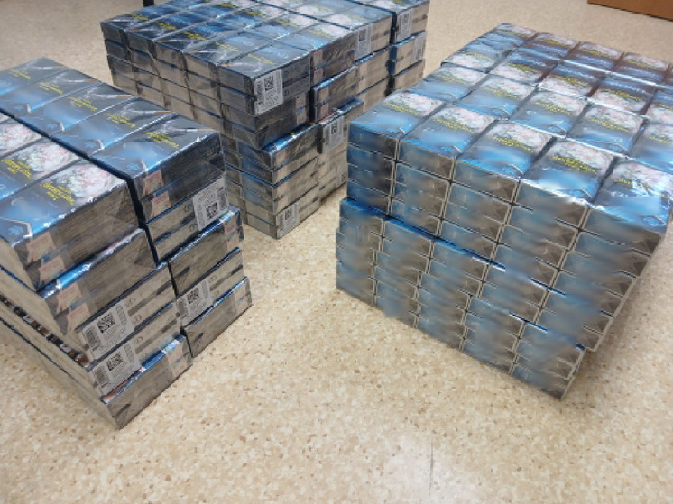 На Алтай через госграницу пытались провезти 500 пачек сомнительных сигарет