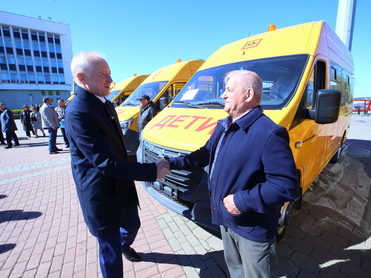 Губернатор Томской области передал ключи от новых школьных автобусов