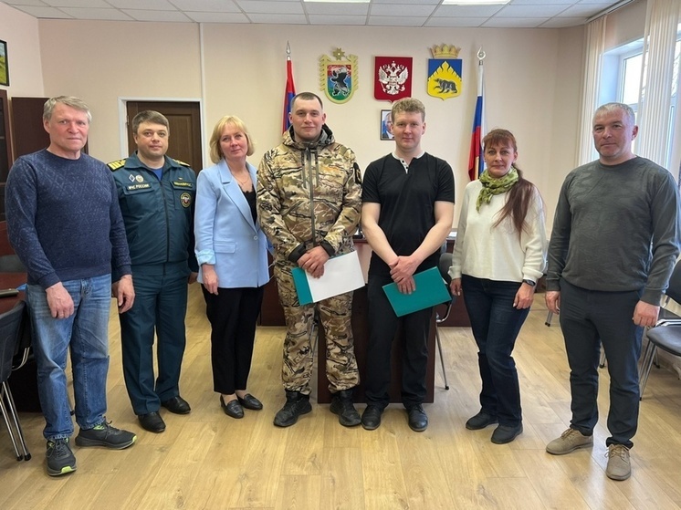 Жителей Карелии наградили за спасение рыбаков, провалившихся под лед