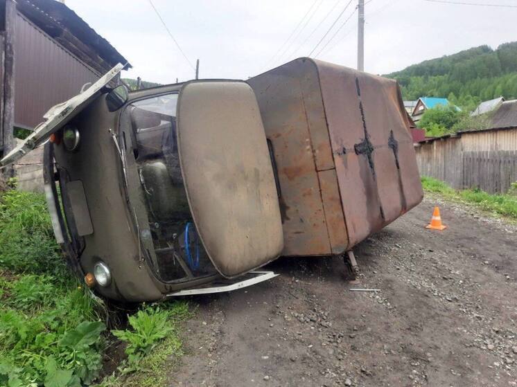 В Горно-Алтайске водитель пострадал при опрокидывании грузовика