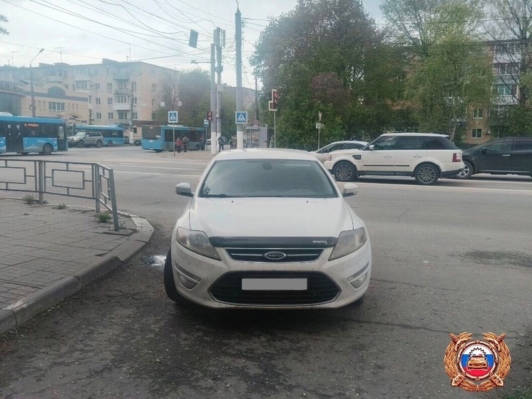 В Твери иномарка сбила пенсионерку на тротуаре