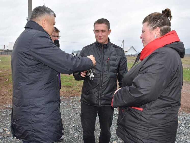 В Хакасии сельские работники образования получили ключи от нового жилья