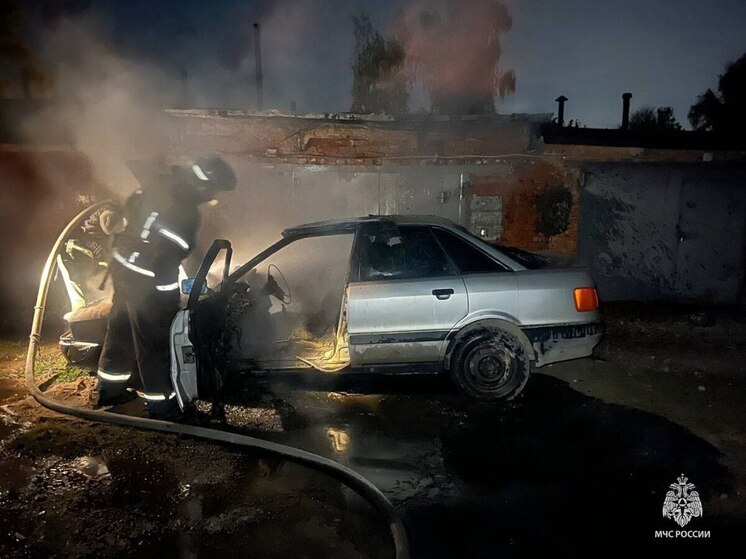 В Щекине пожарные оперативно потушили загоревшийся автомобиль
