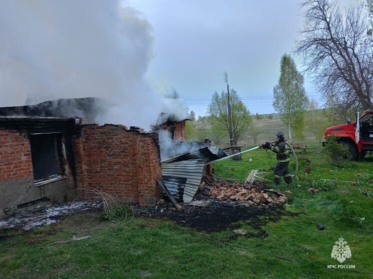 В Туле с возгоранием в строении боролись 14 спасателей и 4 единицы техники