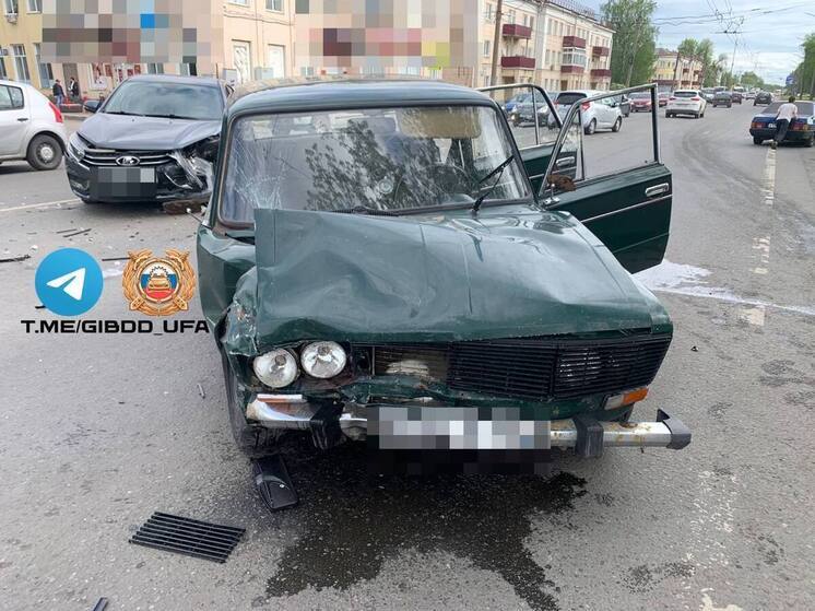 Две легковушки столкнулись в Уфе – пострадал пассажир