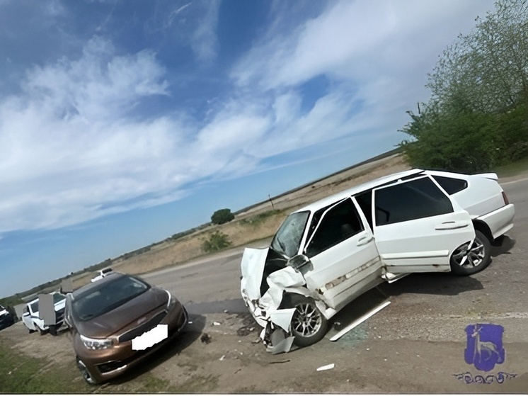 В Самарской области водитель Lada попал в больницу после столкновения с Kia Ceed