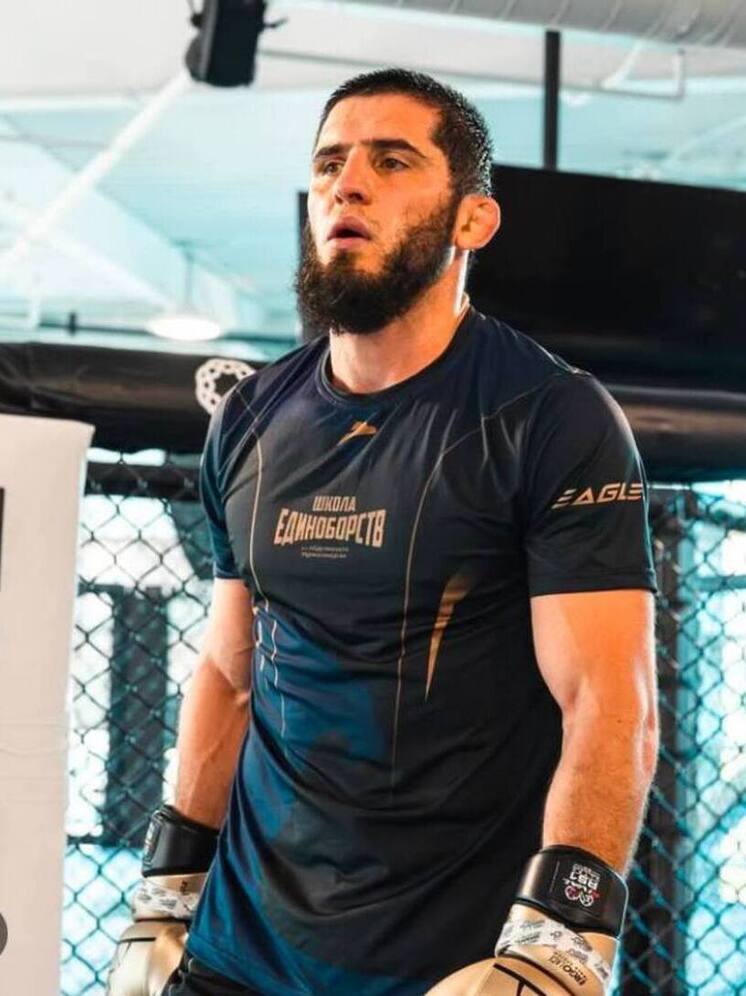 Ислам Махачев освободил титул чемпиона UFC в легком весе