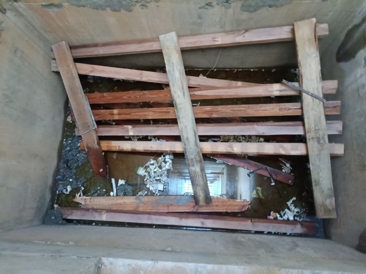 Инспекция труда расследует падение рабочего в шахту на стройке в Чебоксарах