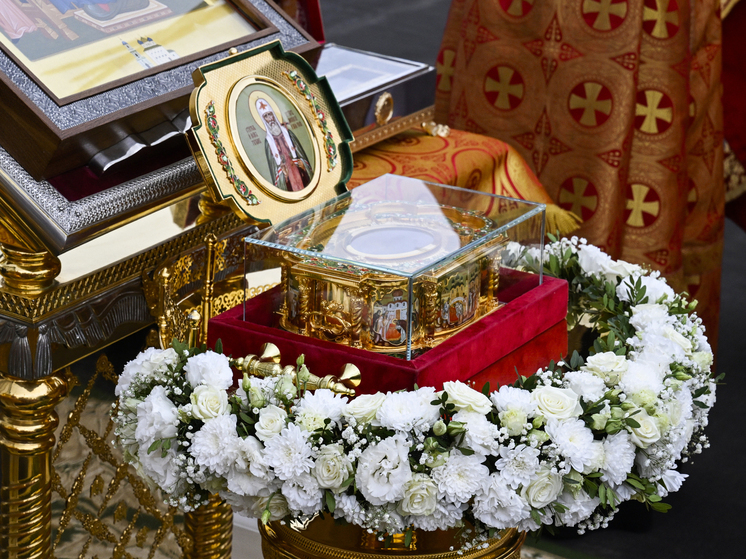 Рака с мощами была принесена в храмы и родительский дом святителя Тихона в Торопце