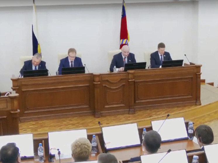 В здании Алтайского краевого Законодательного Собрания 14 мая прошло совещание, на котором обсудили итоги визита сенаторов в регион, а также подняли вопросы взаимодействия органов публичной власти с институтами гражданского общества. По окончанию заседания представителям власти и общественности Алтайского края были вручены награды.