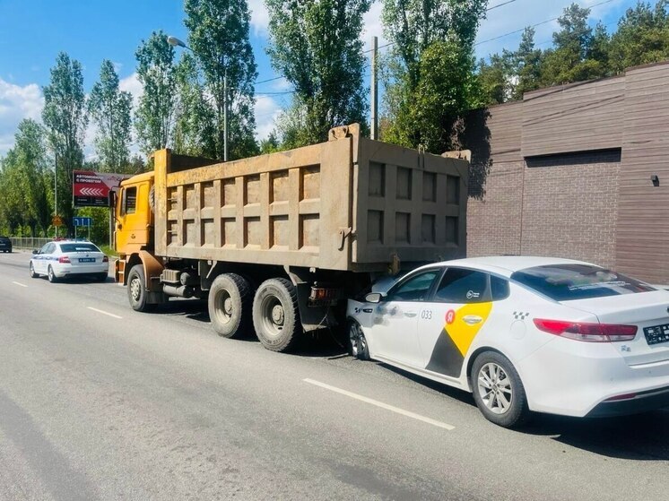 В воронежском такси пострадали мама с сыном во время ДТП с грузовиком