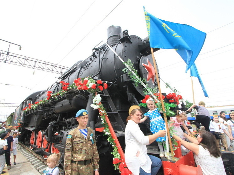 Ко Дню Великой Победы 9 мая 2025 года на перрон вокзала Алматы-2 прибыл «Поезд Памяти»