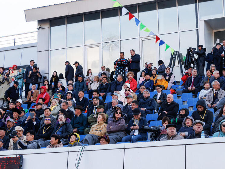 На Центральном стадионе в Улан-Удэ выкладывают новое футбольное поле