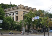 В Киеве возле государственной библиотеки устроили мусорную гору из книг великих авторов