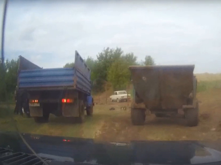 Белгородцы выгрузили отходы силоса посреди поля